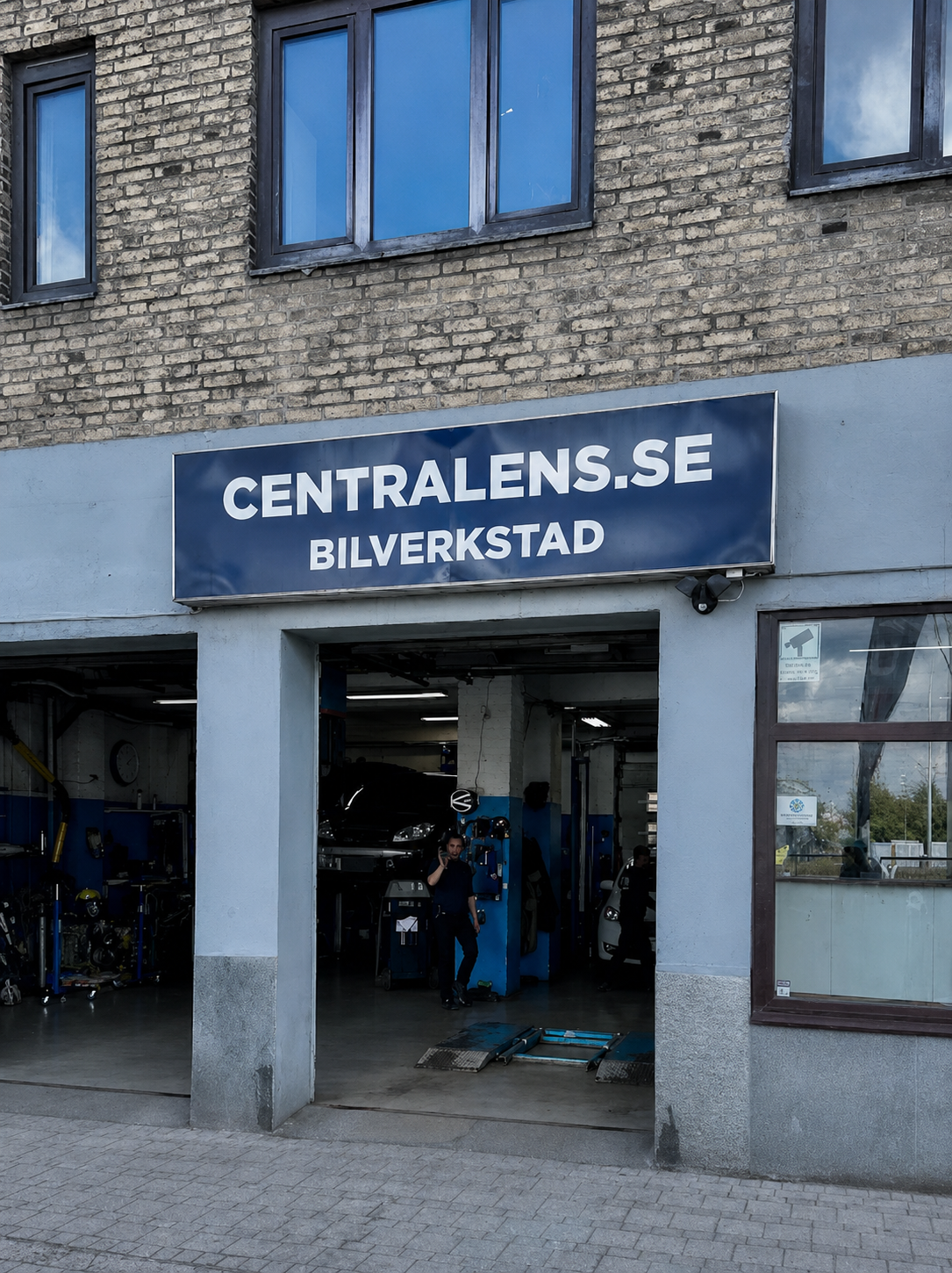 Centralens Bilverkstad på Burggrevegatan 27B i Göteborg — fasad och entrédel
